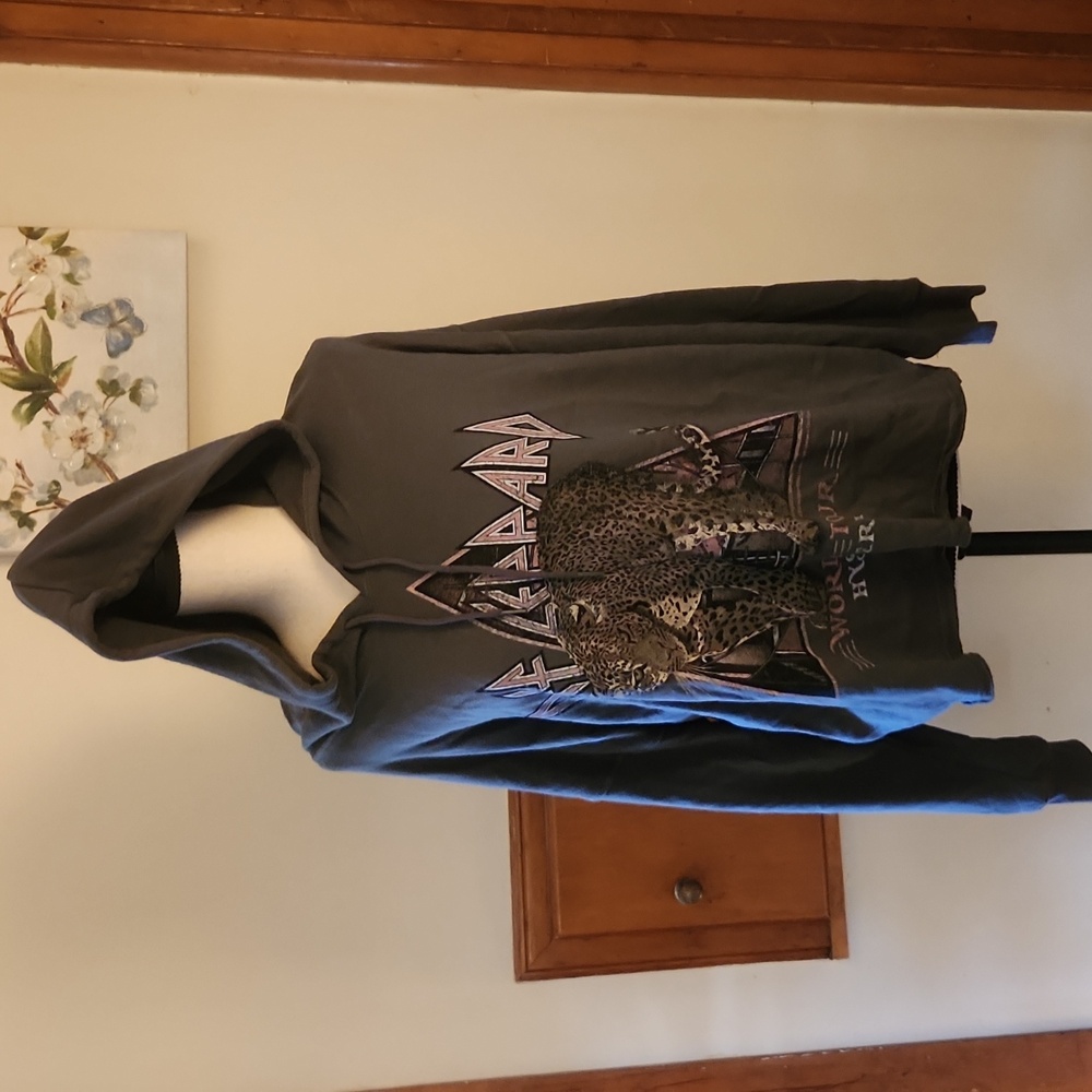 Torrid/Vinyl Icons Cropped Def Leppard  Hoodie Size 2 (18/20)